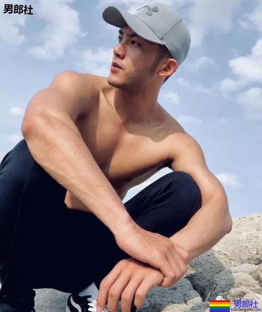 胡茬男拔掉西装后尽然这样有料，不管穿什么都有大山丘！ - 51虹马