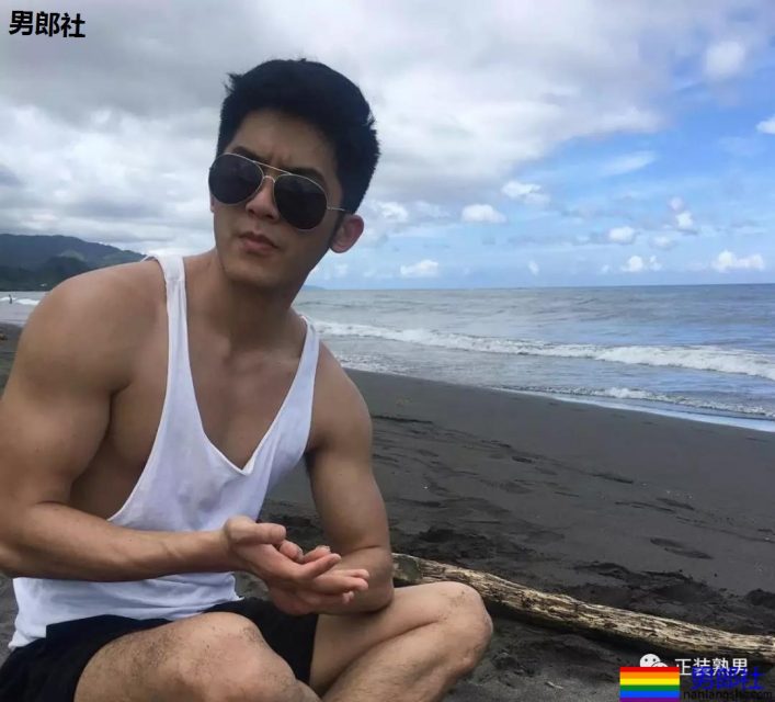 胡茬男拔掉西装后尽然这样有料，不管穿什么都有大山丘！ - 51虹马