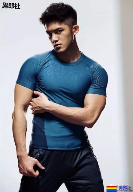 胡茬男拔掉西装后尽然这样有料，不管穿什么都有大山丘！ - 51虹马