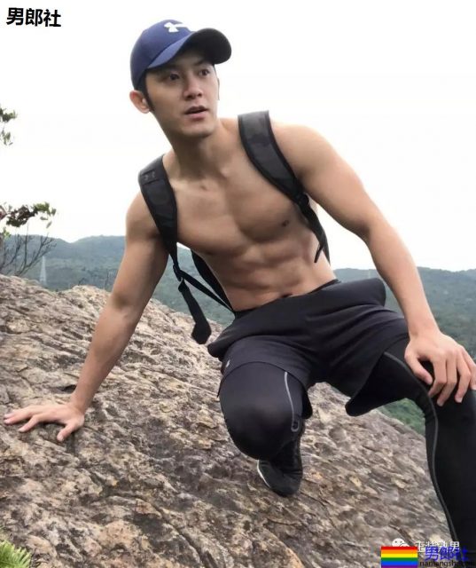 胡茬男拔掉西装后尽然这样有料，不管穿什么都有大山丘！ - 51虹马