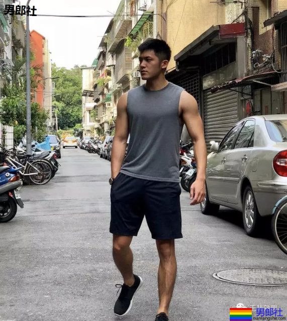 胡茬男拔掉西装后尽然这样有料，不管穿什么都有大山丘！ - 51虹马