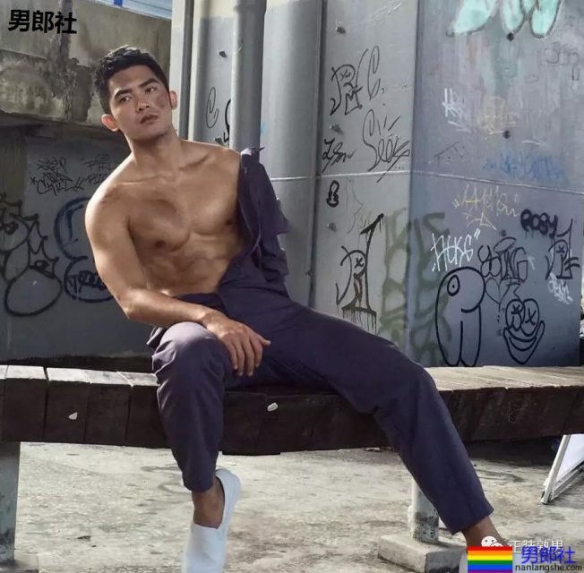 胡茬男拔掉西装后尽然这样有料，不管穿什么都有大山丘！ - 51虹马