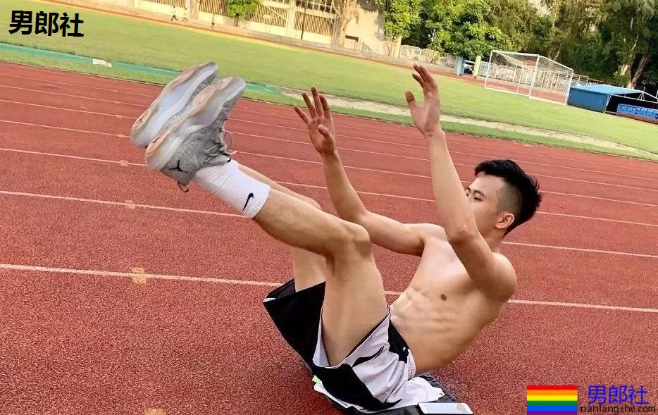 潜入广州体院和健身房更衣室！抓拍换裤衩的荷尔蒙体育生，我太可以了～ - 51虹马