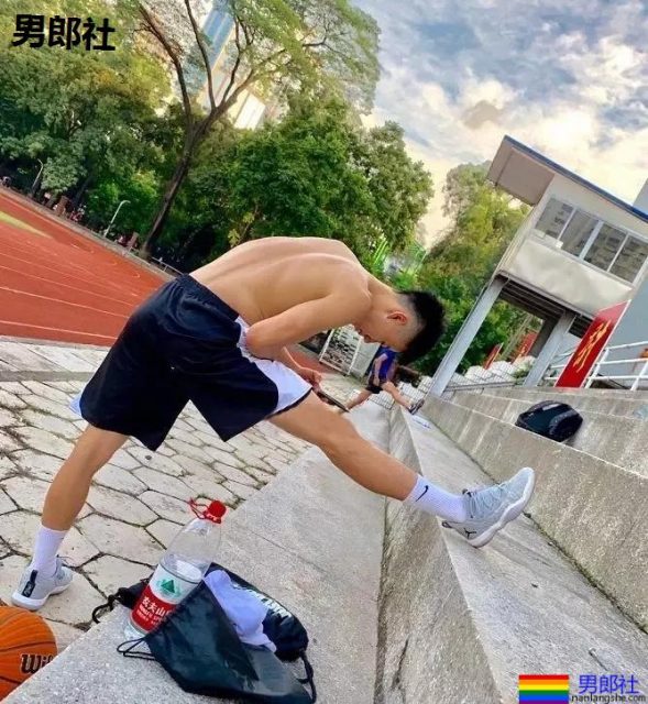 潜入广州体院和健身房更衣室！抓拍换裤衩的荷尔蒙体育生，我太可以了～ - 51虹马