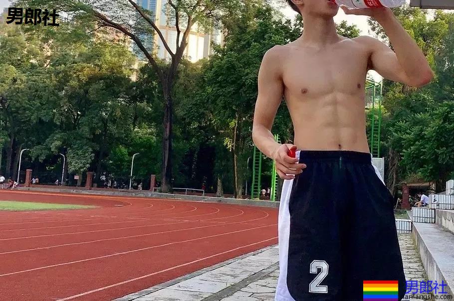 潜入广州体院和健身房更衣室！抓拍换裤衩的荷尔蒙体育生，我太可以了～ - 51虹马