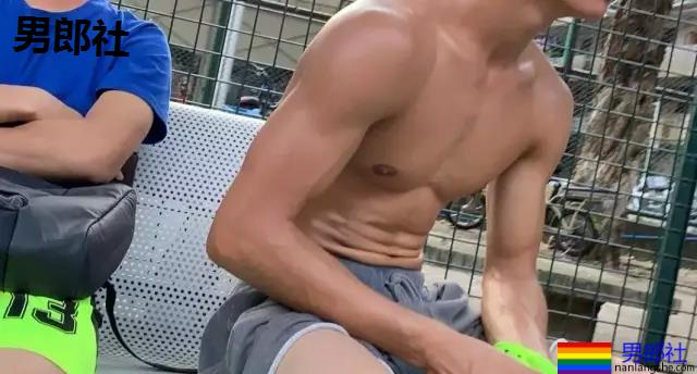 潜入广州体院和健身房更衣室！抓拍换裤衩的荷尔蒙体育生，我太可以了～ - 51虹马