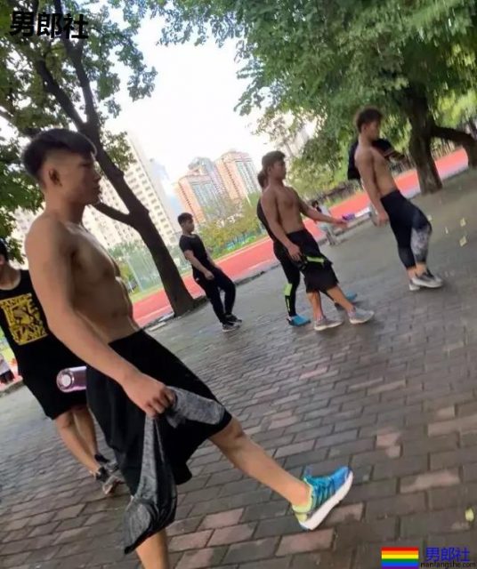 潜入广州体院和健身房更衣室！抓拍换裤衩的荷尔蒙体育生，我太可以了～ - 51虹马