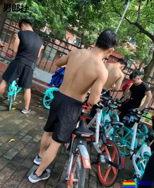 潜入广州体院和健身房更衣室！抓拍换裤衩的荷尔蒙体育生，我太可以了～ - 51虹马