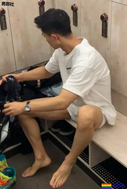 潜入广州体院和健身房更衣室！抓拍换裤衩的荷尔蒙体育生，我太可以了～ - 51虹马