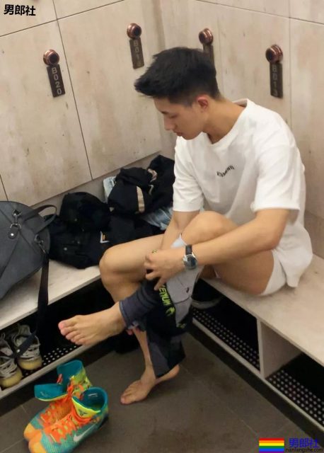 潜入广州体院和健身房更衣室！抓拍换裤衩的荷尔蒙体育生，我太可以了～ - 51虹马