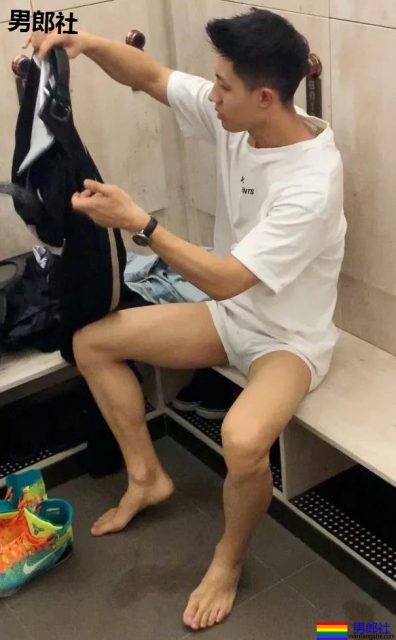 潜入广州体院和健身房更衣室！抓拍换裤衩的荷尔蒙体育生，我太可以了～ - 51虹马