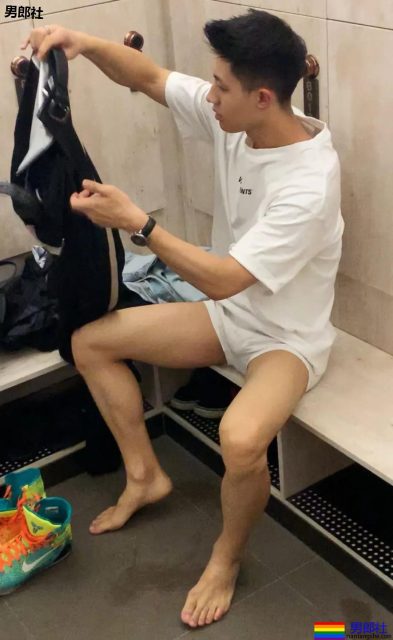 潜入广州体院和健身房更衣室！抓拍换裤衩的荷尔蒙体育生，我太可以了～ - 51虹马