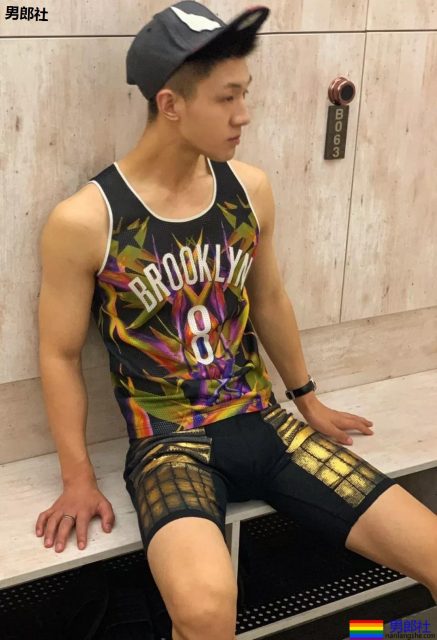 潜入广州体院和健身房更衣室！抓拍换裤衩的荷尔蒙体育生，我太可以了～ - 51虹马