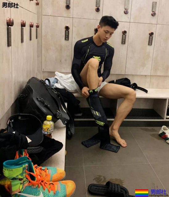 潜入广州体院和健身房更衣室！抓拍换裤衩的荷尔蒙体育生，我太可以了～ - 51虹马