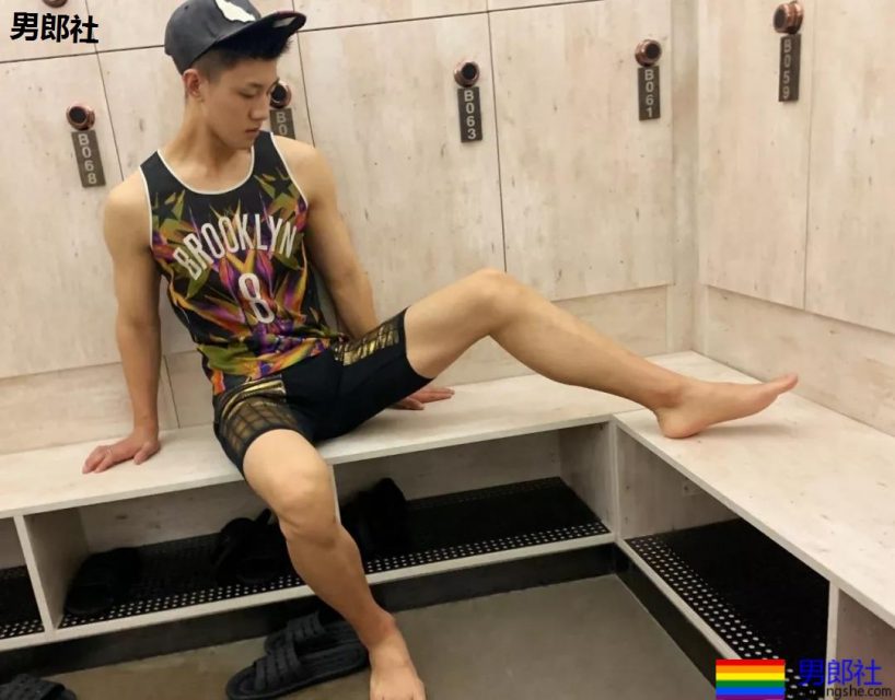 潜入广州体院和健身房更衣室！抓拍换裤衩的荷尔蒙体育生，我太可以了～ - 51虹马