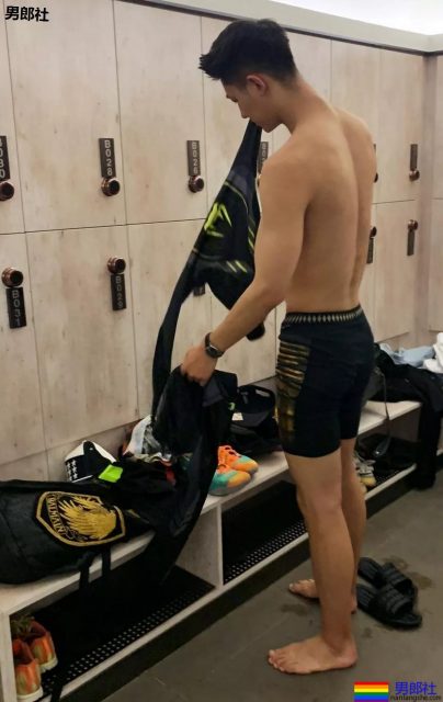 潜入广州体院和健身房更衣室！抓拍换裤衩的荷尔蒙体育生，我太可以了～ - 51虹马