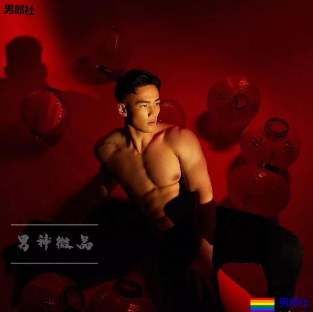 被袭胸的体育生爆"私密"硬照！腱子肉身材太犯规了！ - 51虹马