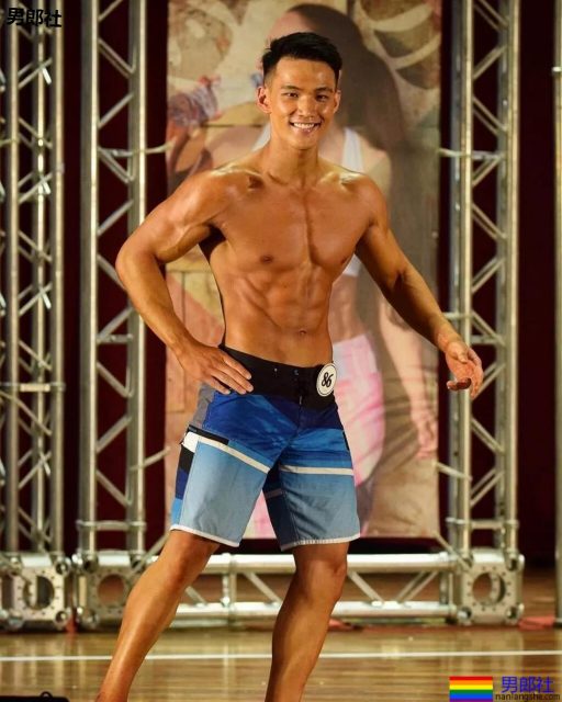 被袭胸的体育生爆"私密"硬照！腱子肉身材太犯规了！ - 51虹马