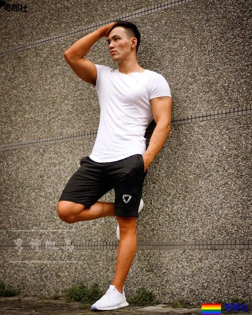 被袭胸的体育生爆"私密"硬照！腱子肉身材太犯规了！ - 51虹马