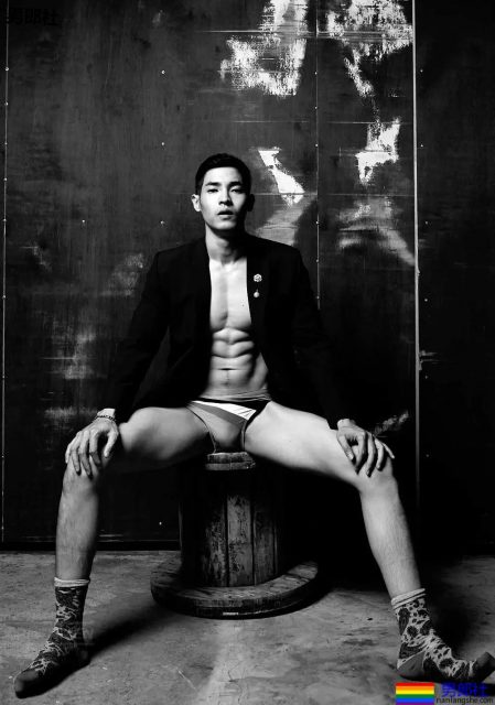 天菜小鲜肉，又是大长腿，超短的小内内看的流口水~！ - 51虹马