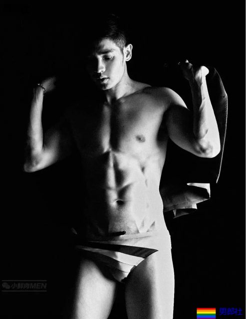 天菜小鲜肉，又是大长腿，超短的小内内看的流口水~！ - 51虹马