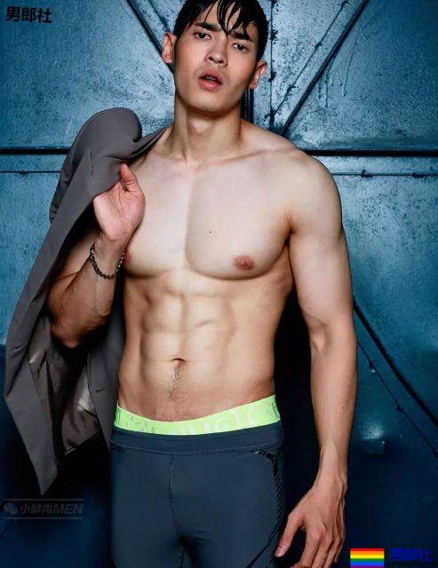 天菜小鲜肉，又是大长腿，超短的小内内看的流口水~！ - 51虹马