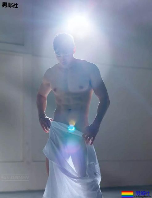 天菜小鲜肉，又是大长腿，超短的小内内看的流口水~！ - 51虹马