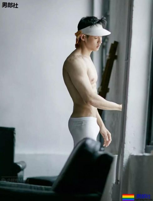 天菜小鲜肉，又是大长腿，超短的小内内看的流口水~！ - 51虹马