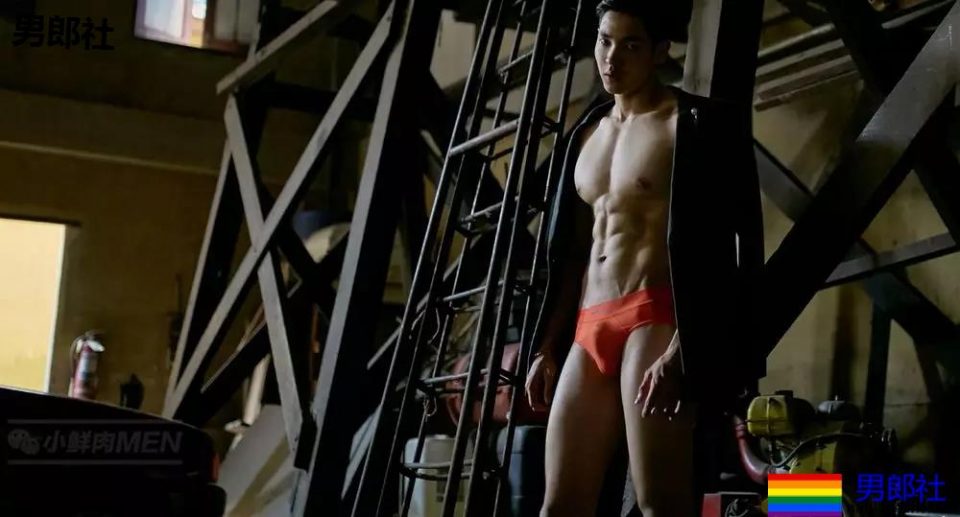 天菜小鲜肉，又是大长腿，超短的小内内看的流口水~！ - 51虹马