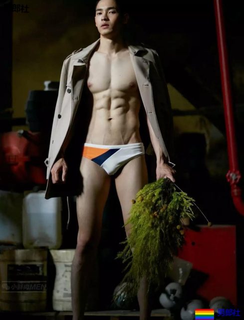 天菜小鲜肉，又是大长腿，超短的小内内看的流口水~！ - 51虹马