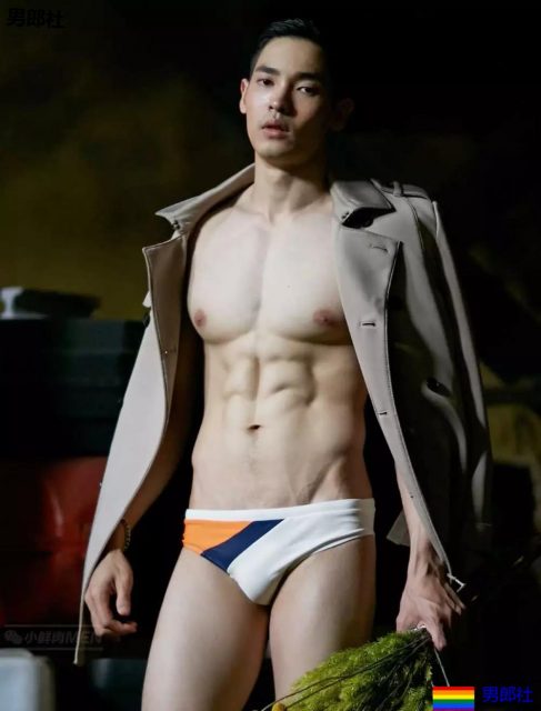 天菜小鲜肉，又是大长腿，超短的小内内看的流口水~！ - 51虹马