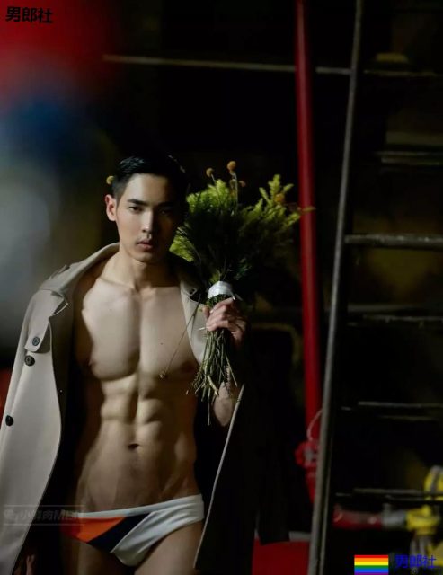 天菜小鲜肉，又是大长腿，超短的小内内看的流口水~！ - 51虹马