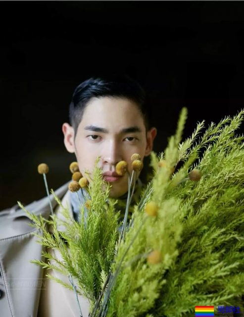 天菜小鲜肉，又是大长腿，超短的小内内看的流口水~！ - 51虹马