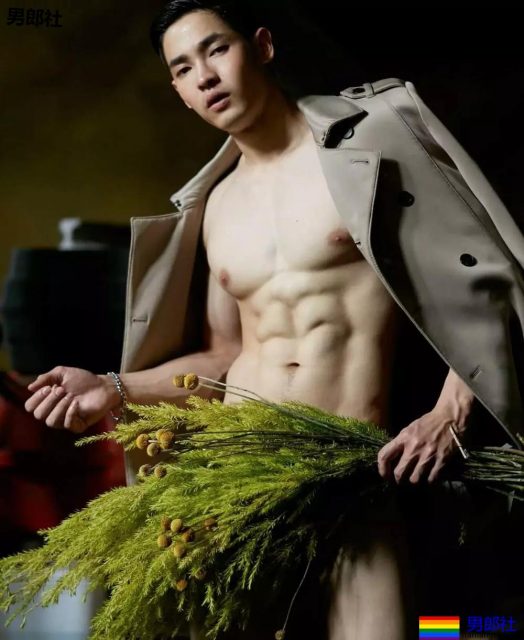 天菜小鲜肉，又是大长腿，超短的小内内看的流口水~！ - 51虹马