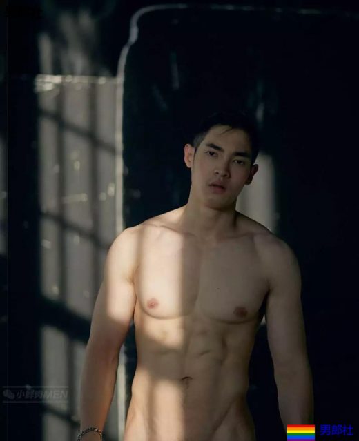 天菜小鲜肉，又是大长腿，超短的小内内看的流口水~！ - 51虹马