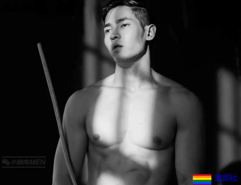 天菜小鲜肉，又是大长腿，超短的小内内看的流口水~！ - 51虹马