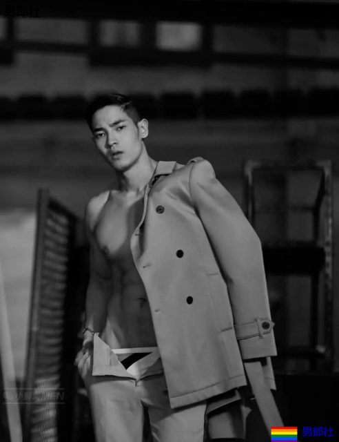 天菜小鲜肉，又是大长腿，超短的小内内看的流口水~！ - 51虹马