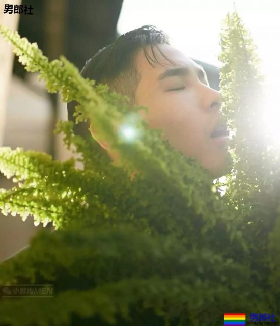 天菜小鲜肉，又是大长腿，超短的小内内看的流口水~！ - 51虹马