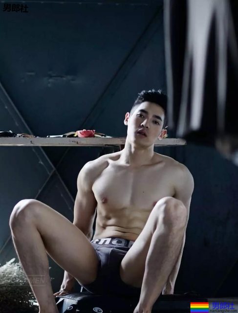 天菜小鲜肉，又是大长腿，超短的小内内看的流口水~！ - 51虹马