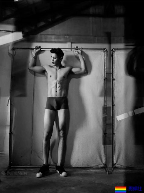 天菜小鲜肉，又是大长腿，超短的小内内看的流口水~！ - 51虹马