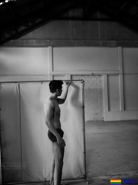 天菜小鲜肉，又是大长腿，超短的小内内看的流口水~！ - 51虹马