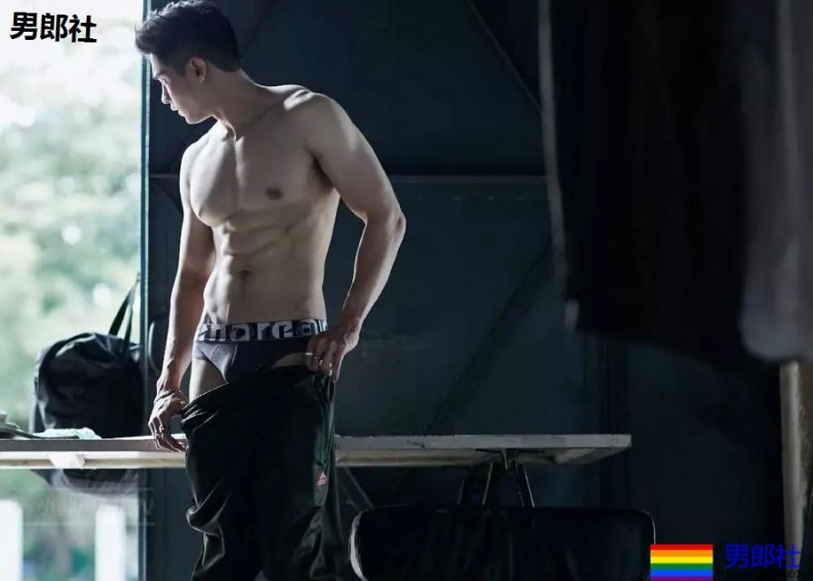 天菜小鲜肉，又是大长腿，超短的小内内看的流口水~！ - 51虹马