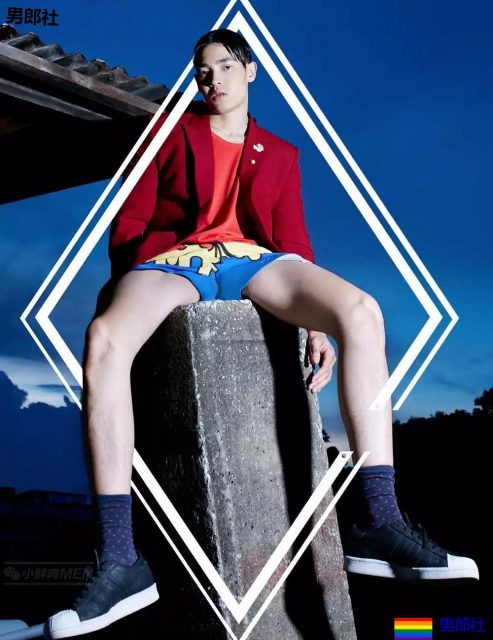 天菜小鲜肉，又是大长腿，超短的小内内看的流口水~！ - 51虹马