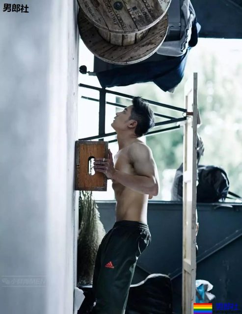 天菜小鲜肉，又是大长腿，超短的小内内看的流口水~！ - 51虹马