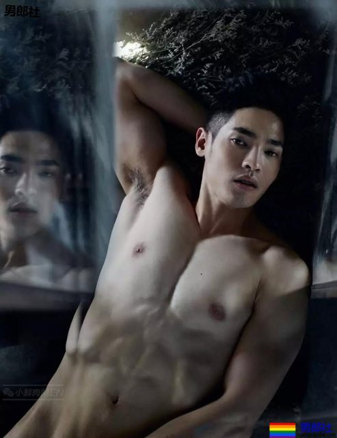 天菜小鲜肉，又是大长腿，超短的小内内看的流口水~！ - 51虹马