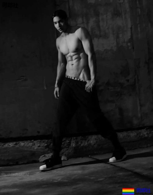 天菜小鲜肉，又是大长腿，超短的小内内看的流口水~！ - 51虹马