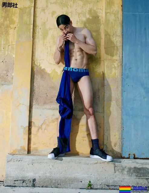 天菜小鲜肉，又是大长腿，超短的小内内看的流口水~！ - 51虹马