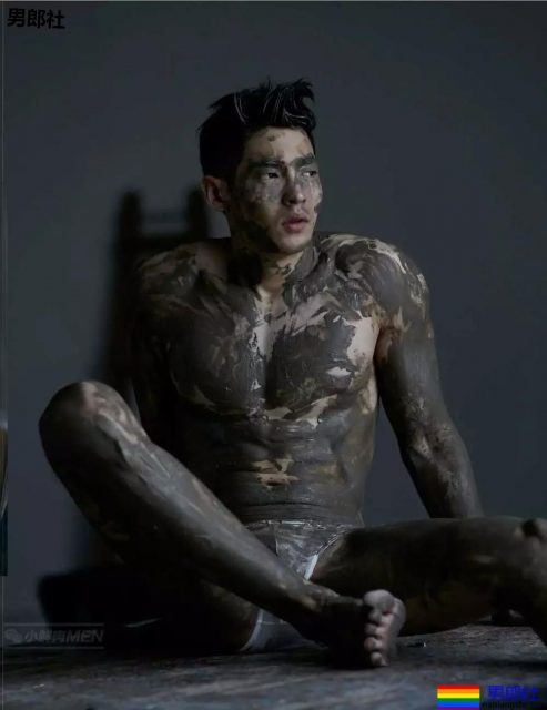 天菜小鲜肉，又是大长腿，超短的小内内看的流口水~！ - 51虹马