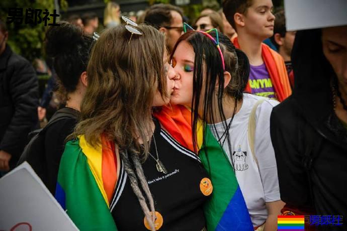 科索沃数千人庆祝骄傲巡游-51虹马