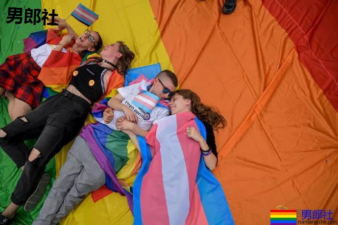 科索沃数千人庆祝骄傲巡游 - 51虹马 科索沃数千人庆祝骄傲巡游 - 51虹马